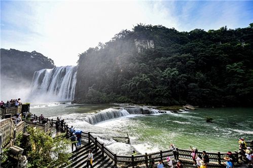 百家媒体贵州行丨荡轻舟赏溶洞 观瀑布 全国网媒打卡安顺龙宫与黄果树瀑布