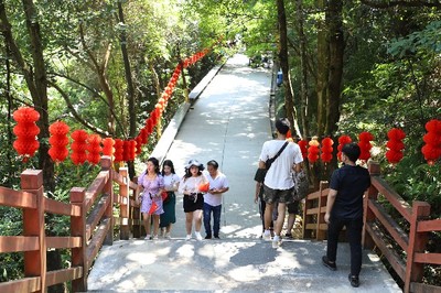 国庆首日 谢岗银瓶山、银山湿地公园游人如织